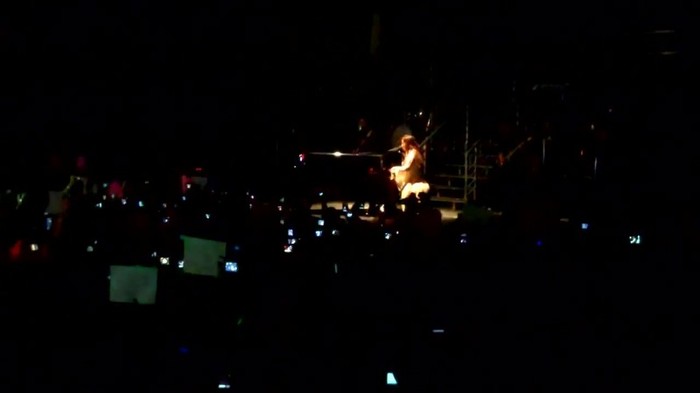 Demi Lovato - Skyscraper (Live in New York - fan video) 1609