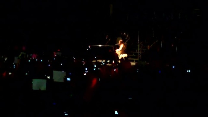 Demi Lovato - Skyscraper (Live in New York - fan video) 1610