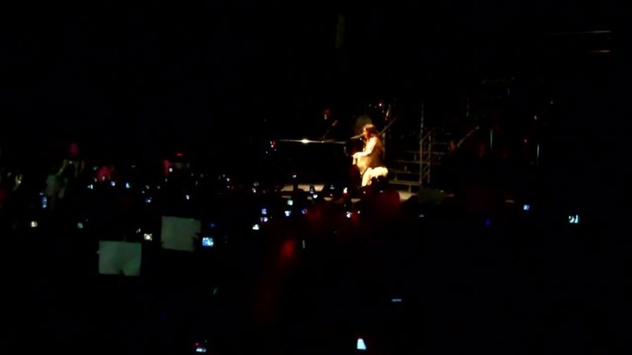 Demi Lovato - Skyscraper (Live in New York - fan video) 1614