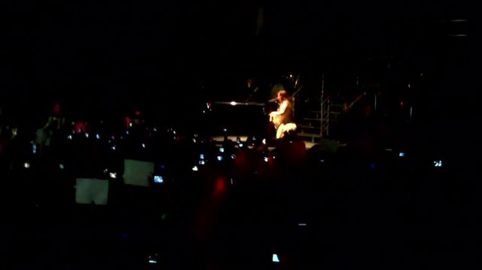 Demi Lovato - Skyscraper (Live in New York - fan video) 1615