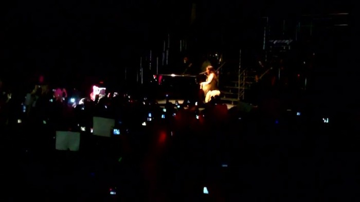 Demi Lovato - Skyscraper (Live in New York - fan video) 1616