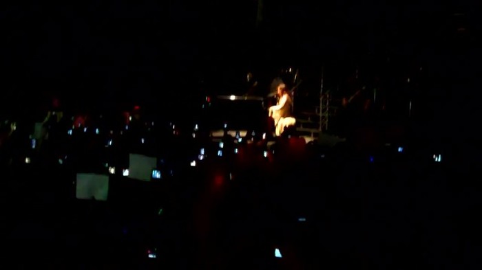 Demi Lovato - Skyscraper (Live in New York - fan video) 1618