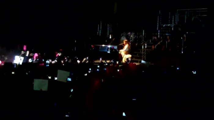 Demi Lovato - Skyscraper (Live in New York - fan video) 1620