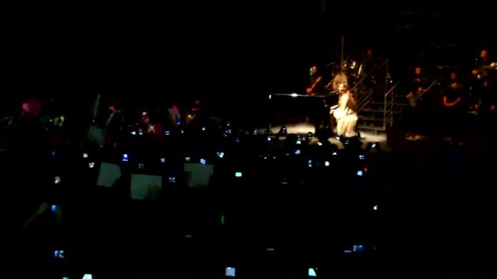 Demi Lovato - Skyscraper (Live in New York - fan video) 646
