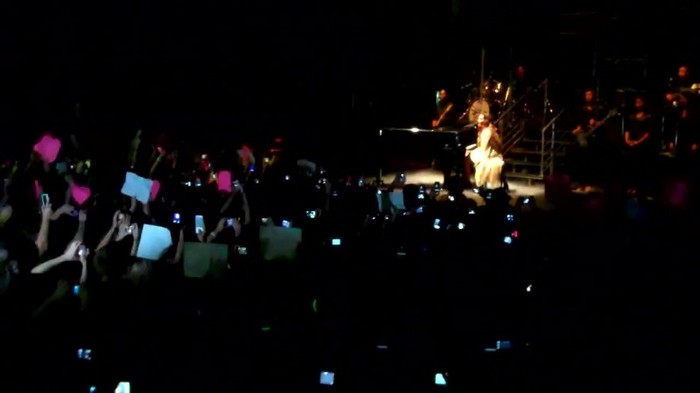 Demi Lovato - Skyscraper (Live in New York - fan video) 647