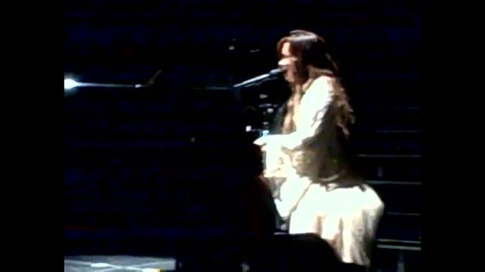 Demi Lovato - Skyscraper (Live in New York - fan video) 1644 - Demilush - Skyscraper Live in New York - Fan video Part oo4