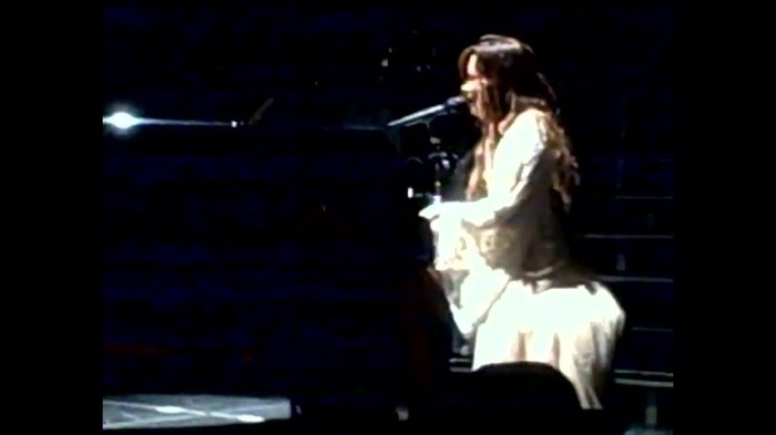 Demi Lovato - Skyscraper (Live in New York - fan video) 1645