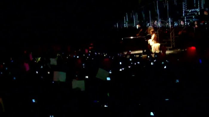 Demi Lovato - Skyscraper (Live in New York - fan video) 1141 - Demilush - Skyscraper Live in New York - Fan video Part oo3