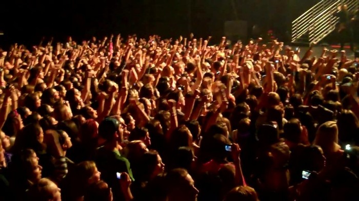 Demi Lovato - Skyscraper (Live in New York - fan video) 241