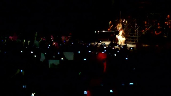 Demi Lovato - Skyscraper (Live in New York - fan video) 679