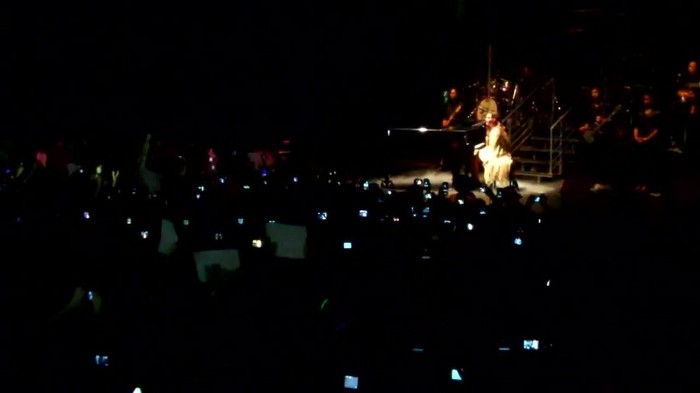 Demi Lovato - Skyscraper (Live in New York - fan video) 686