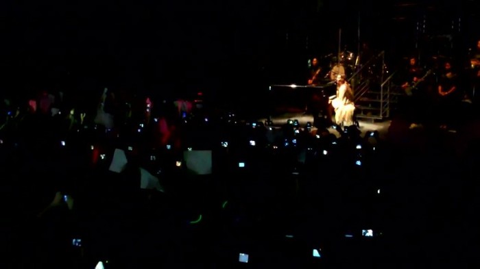 Demi Lovato - Skyscraper (Live in New York - fan video) 690