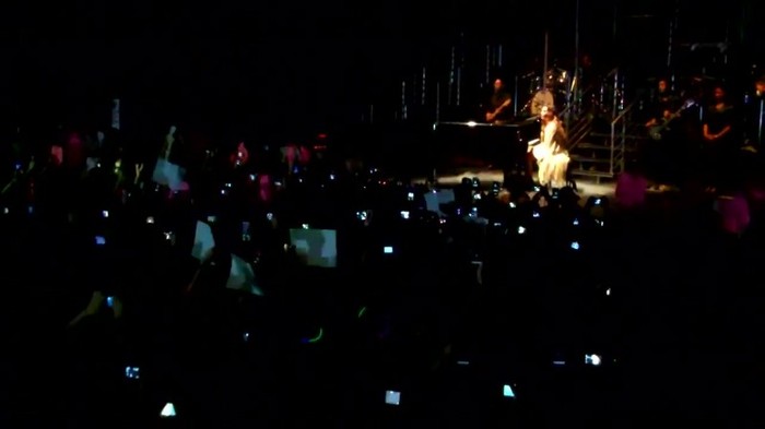 Demi Lovato - Skyscraper (Live in New York - fan video) 696