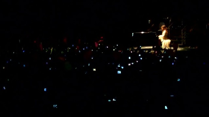 Demi Lovato - Skyscraper (Live in New York - fan video) 1179