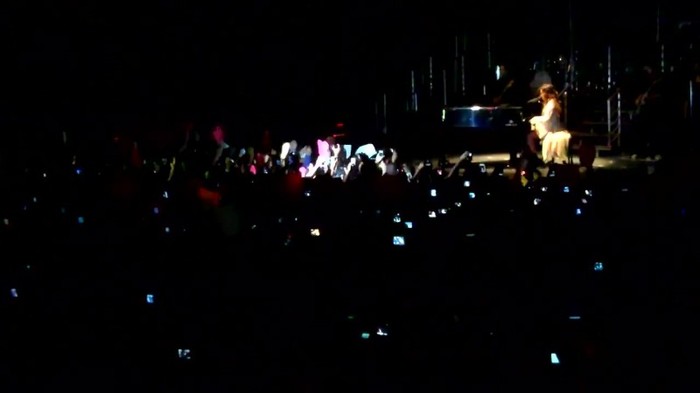 Demi Lovato - Skyscraper (Live in New York - fan video) 1180