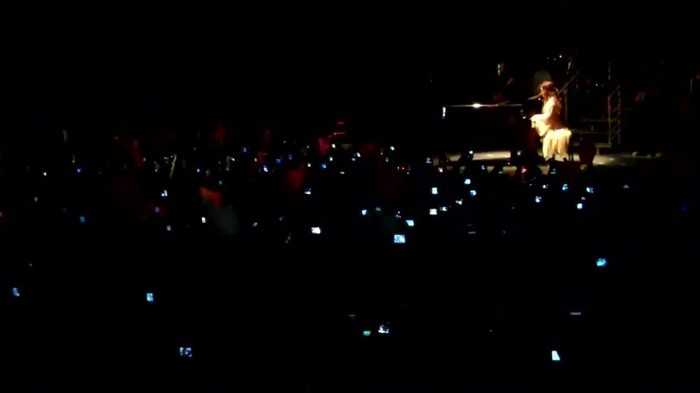 Demi Lovato - Skyscraper (Live in New York - fan video) 1182