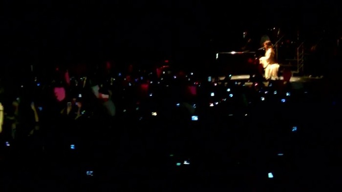 Demi Lovato - Skyscraper (Live in New York - fan video) 1184