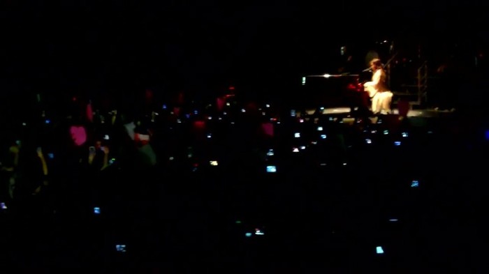 Demi Lovato - Skyscraper (Live in New York - fan video) 1185