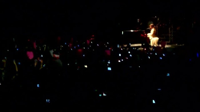 Demi Lovato - Skyscraper (Live in New York - fan video) 1186