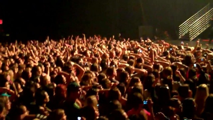 Demi Lovato - Skyscraper (Live in New York - fan video) 275