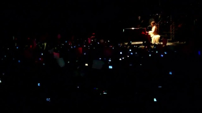 Demi Lovato - Skyscraper (Live in New York - fan video) 1190