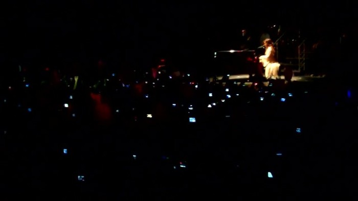 Demi Lovato - Skyscraper (Live in New York - fan video) 1193