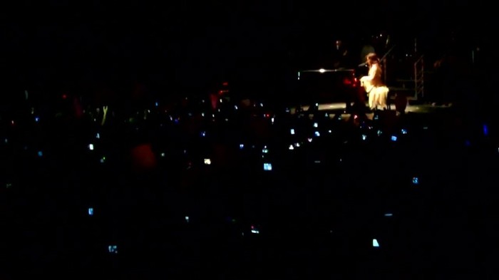 Demi Lovato - Skyscraper (Live in New York - fan video) 1194