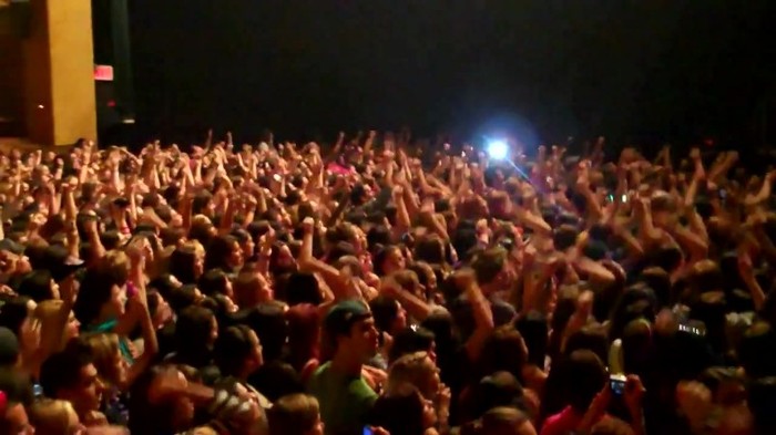 Demi Lovato - Skyscraper (Live in New York - fan video) 286