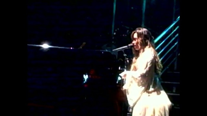 Demi Lovato - Skyscraper (Live in New York - fan video) 1704 - Demilush - Skyscraper Live in New York - Fan video Part oo4