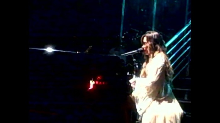 Demi Lovato - Skyscraper (Live in New York - fan video) 1706