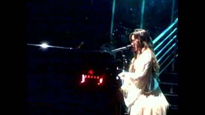 Demi Lovato - Skyscraper (Live in New York - fan video) 1708