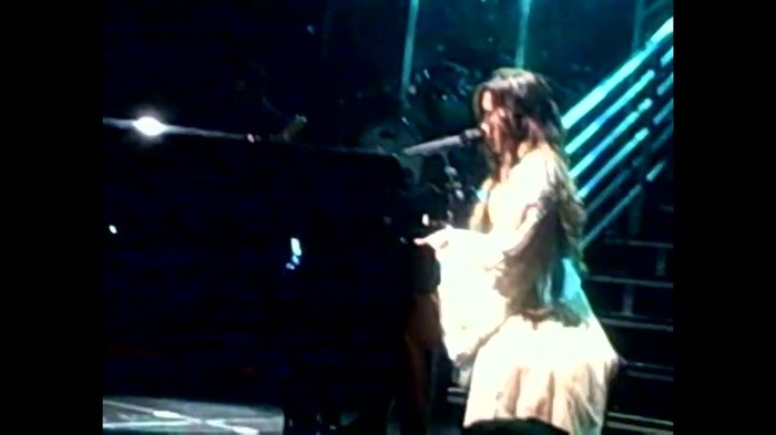Demi Lovato - Skyscraper (Live in New York - fan video) 1712