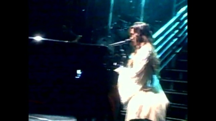 Demi Lovato - Skyscraper (Live in New York - fan video) 1713