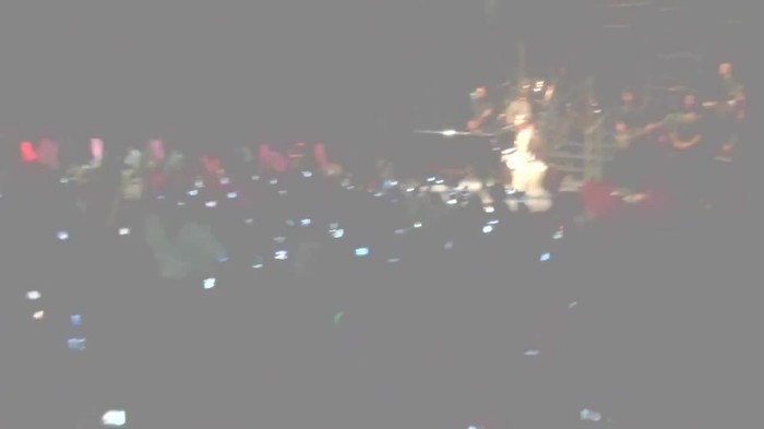 Demi Lovato - Skyscraper (Live in New York - fan video) 311