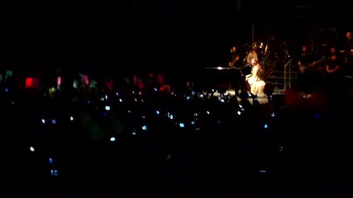 Demi Lovato - Skyscraper (Live in New York - fan video) 315