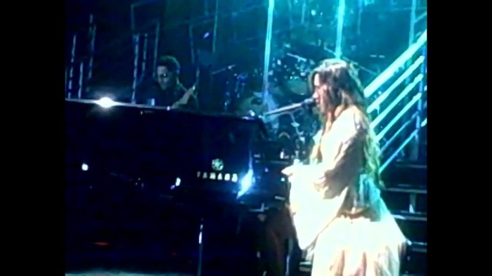 Demi Lovato - Skyscraper (Live in New York - fan video) 1725