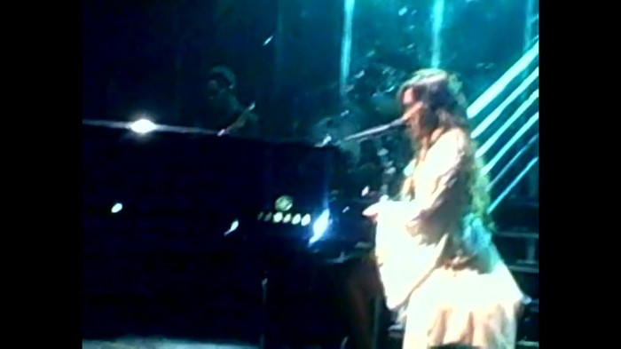 Demi Lovato - Skyscraper (Live in New York - fan video) 1726