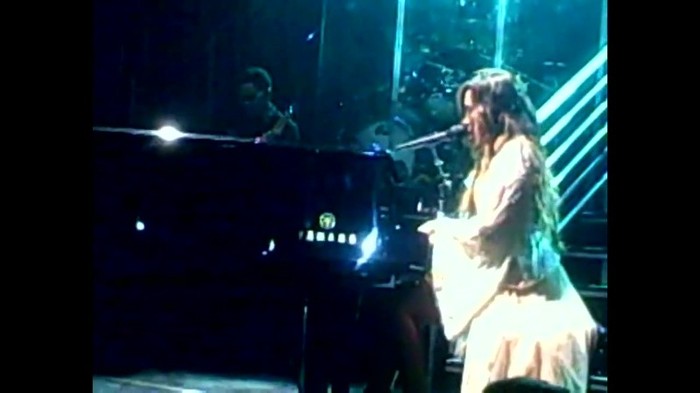 Demi Lovato - Skyscraper (Live in New York - fan video) 1727