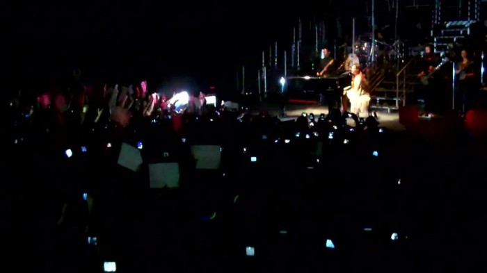 Demi Lovato - Skyscraper (Live in New York - fan video) 758