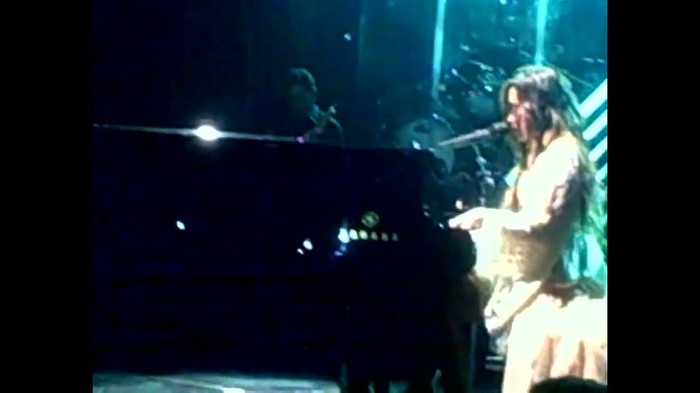 Demi Lovato - Skyscraper (Live in New York - fan video) 1733 - Demilush - Skyscraper Live in New York - Fan video Part oo4