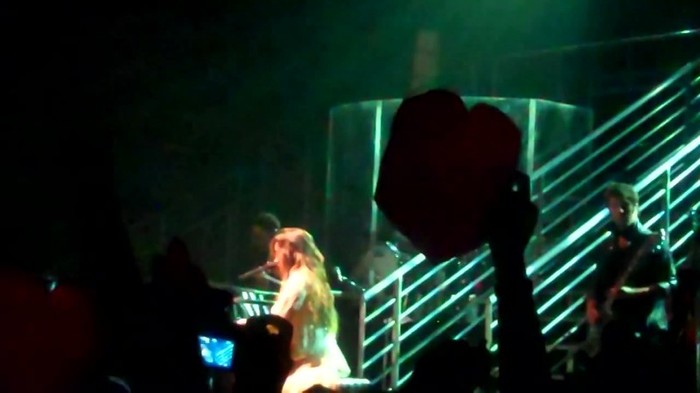 Demi Lovato - Skyscraper (Live in New York - fan video) 1757