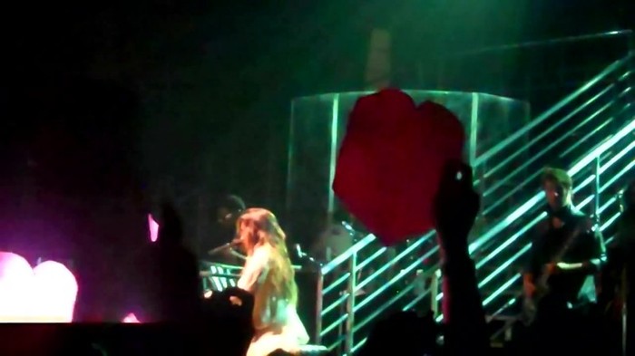 Demi Lovato - Skyscraper (Live in New York - fan video) 1758