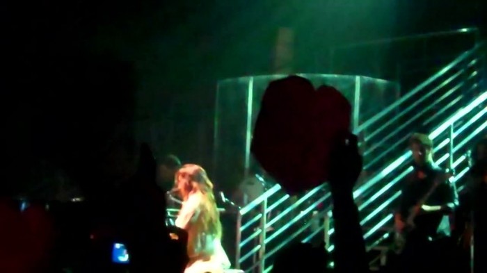 Demi Lovato - Skyscraper (Live in New York - fan video) 1759