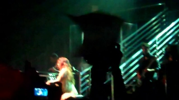 Demi Lovato - Skyscraper (Live in New York - fan video) 1763