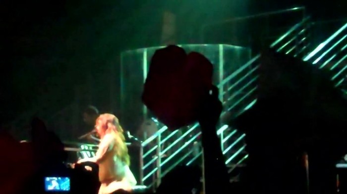 Demi Lovato - Skyscraper (Live in New York - fan video) 1766