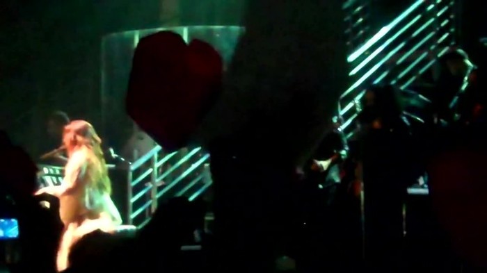 Demi Lovato - Skyscraper (Live in New York - fan video) 1772