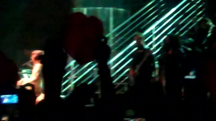 Demi Lovato - Skyscraper (Live in New York - fan video) 1775