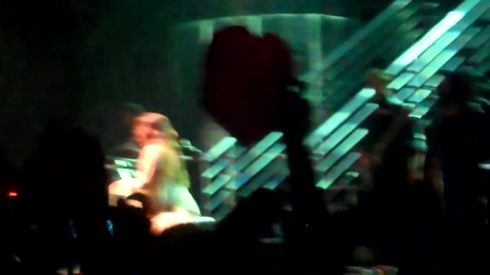 Demi Lovato - Skyscraper (Live in New York - fan video) 1777