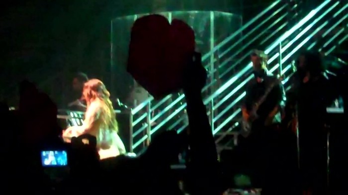 Demi Lovato - Skyscraper (Live in New York - fan video) 1780