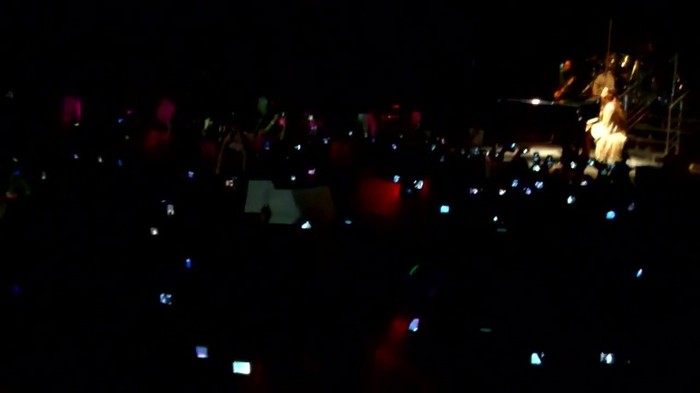 Demi Lovato - Skyscraper (Live in New York - fan video) 412